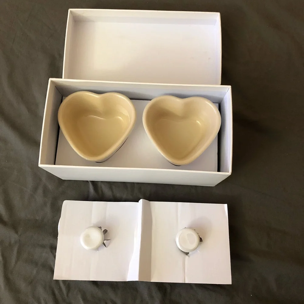 NEW Le Creuset Petite Ramekin Set of 2 Heart shaped Pearlized White with Tray - Picture 11 of 13
